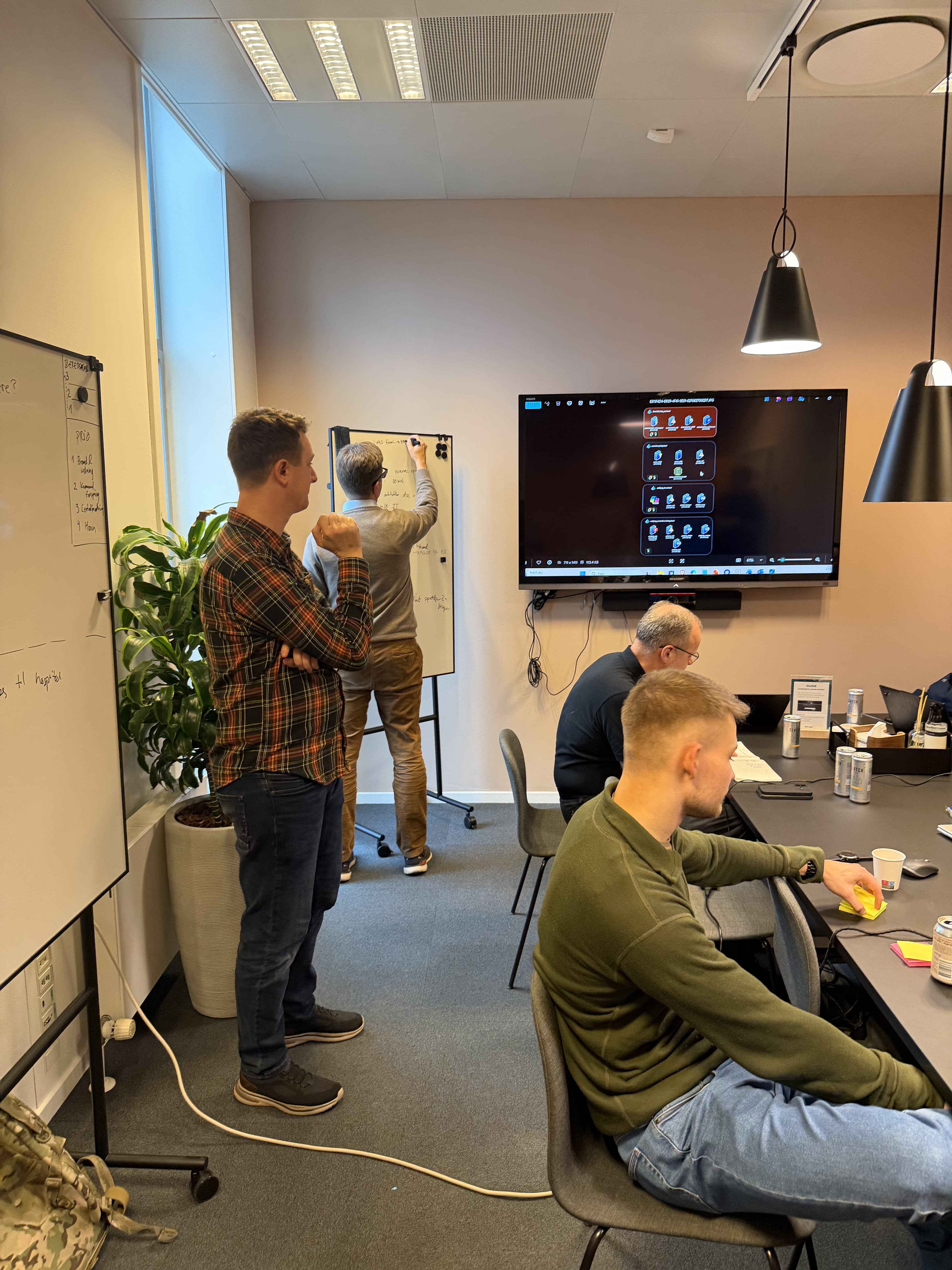 Kriserum med whiteboard og BCMS på skærm samtidigt